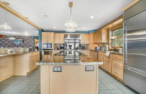 6BR Houghton Lake House with Indoor Pool, Hot Tub and Golf Simulator - Photo 25