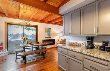 Minutes to Skiing & Lake Hot Tub, Fire Pit, Deck Indigo Owl by Avantstay - Foto 32