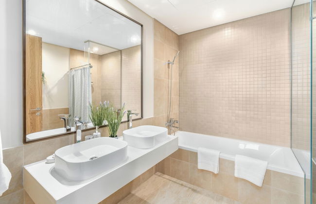 Whitesage - Super Spacious Apt with Dubai Garden Glow Views - Photo 27