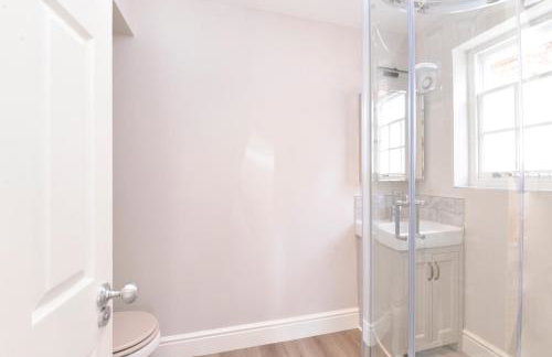 1 bedroom flat in centre of Odiham- free parking - Photo 3