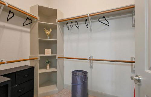 Central Houston Stay - Walk to NRG Stadium, Relax by the Pool, and More! - Foto 12