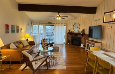 Newly Remodeled Mid-Century Modern Lake Condo - Foto 8