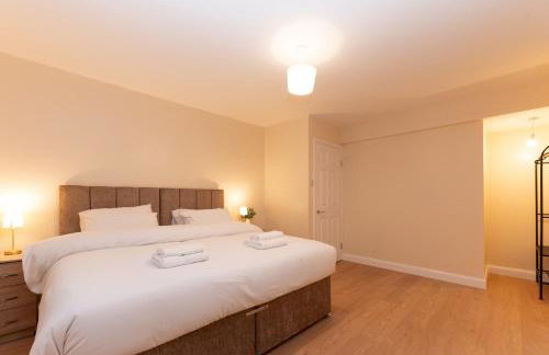 Spacious 4BR Home Walk to Station Parking - Pass the Keys - Foto 24