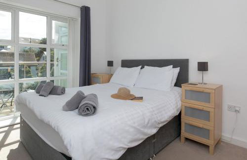 2 Bed Sea View Apartment with Balcony Parking - Pass the Keys - Foto 2