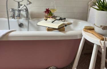 The Pink Cottage upstairs suite & Garden Summer Room - Foto 8