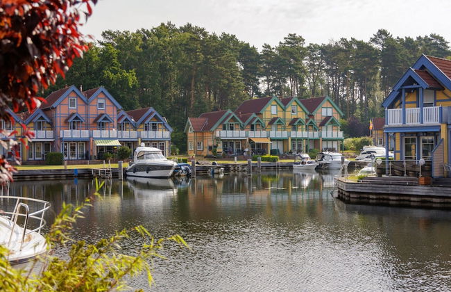 Cozy Holiday Home with Wood Burning Stove near Water - Foto 23