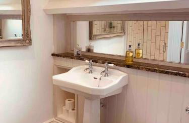 Luxury Attic Studio, heart of Uppermill, Saddleworth - Foto 10