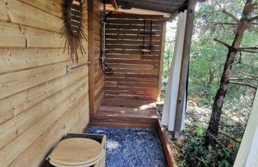 House surrounded by nature - Photo 5