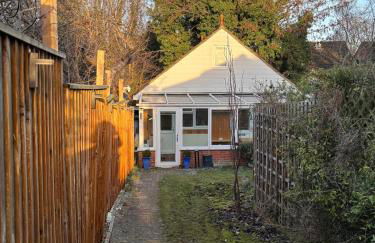 Cozy & Self Contained Garden Bungalow - Foto 4