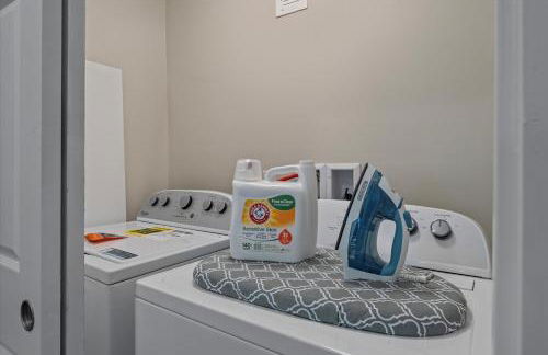 5bd Movie Theater - 7mins to UND - Backyard BBQ - Foto 44