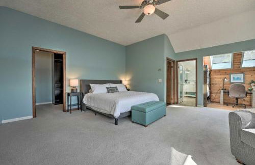 Spacious Delton Home with Fire Pit and Lake Views - Foto 18