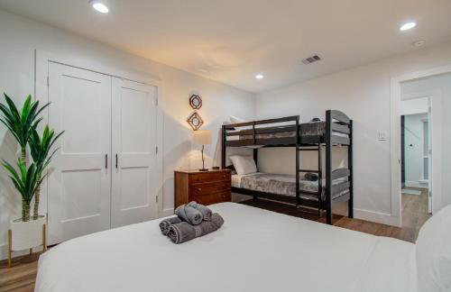 5-BD Modern Central Getaway w Hot Tub - Mins to DT - Foto 23