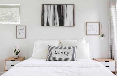 Urban Architectural Retreat with Rooftop Deck & Fi - Foto 9