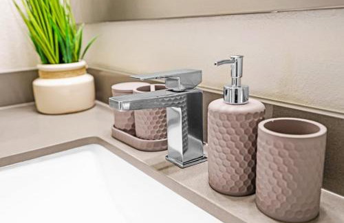 Bright and Airy 2 Bed on Biscayne Blvd with Free Park - Foto 21