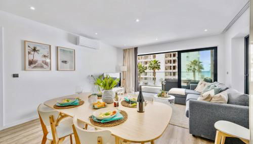 Bright Modern Beachside Apartment with Pool & Seaview - Foto 3