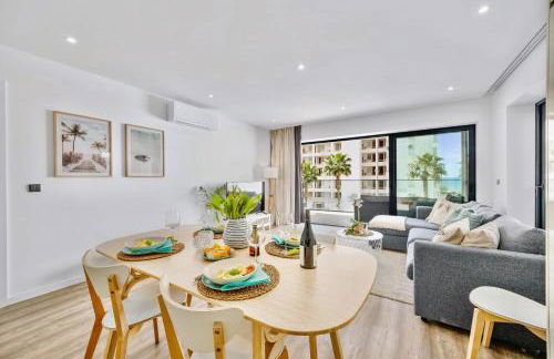 Bright Modern Beachside Apartment with Pool & Seaview - Foto 3