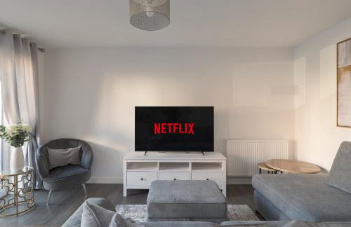 Comfortable 2-Bed Home with Parking & Fast Wi-Fi! - Photo 6