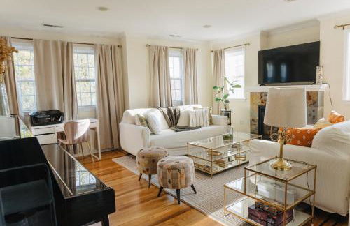 Urban Downtown Stamford Home 45 min to NYC with Garage And Yard - Foto 1