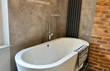 Stunning Town Center Cottage with hot tub - Foto 25