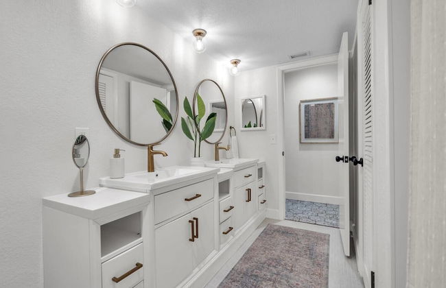 Golden Retreat: Expansive 6BR Home w Heated Pool ~ - Foto 13