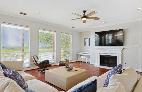 The Best of Lakeside Living - Luxury at its Finest - Photo 9