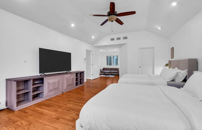 Cozy Private Home W Fireplace Outdoor Kitchen - Photo 28