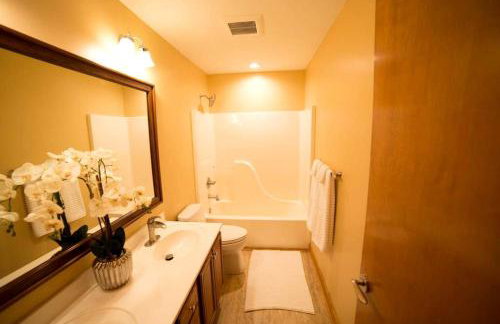 Stately Luxury Vacation Rental with a Private Hot Tub near Brown County State Park, Indiana - Foto 30