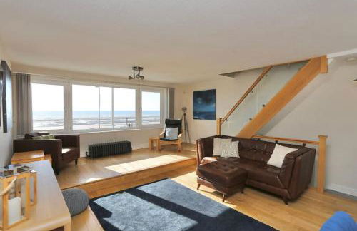 Fabulous beachfront 3 bed house with parking - Foto 1