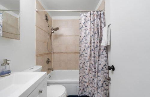 Cozy 1BR with Parking - Near UC, Zoo, Downtown - Foto 15