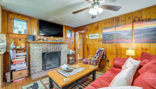 Pet-Friendly Creekside Cabin with Pool Access! - Foto 3