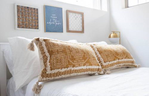 Walk to Restaurants from a Designer Cap Hill Home - Foto 49