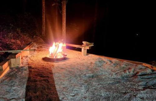 2BR Fishing Cabin w Fire Pit, Hot Tub, EV Charger - Foto 52