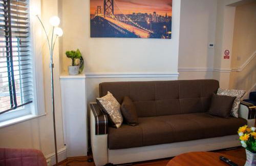 Royale Green View House- free parking, Wifi, Perfect for Contractors and Holiday - Photo 12