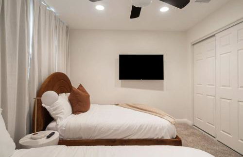 Sunlit Oasis with Heated Pool and Jacuzzi 20 minutes to Disneyland - Foto 21