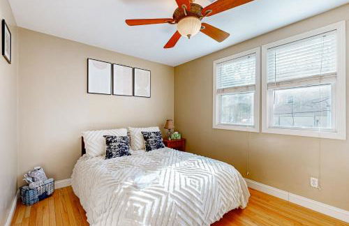 Walk to Transit and Eats! Urban Oasis in Newton - Foto 20