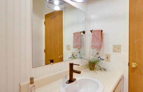 Pet-Friendly Oak Harbor Condo Walk to Lake! - Foto 15