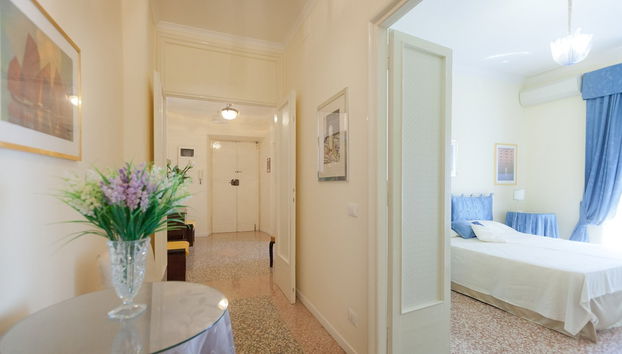 Rental In Rome Vatican Vintage Apartment - Photo 2, Interior entrance
