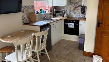 Small cottage on rural equestrian farm suitable for 2 adults and 2 children under 10 maximum - Foto 2