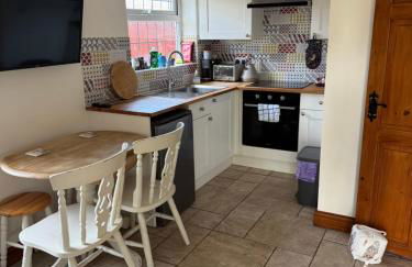 Small cottage on rural equestrian farm suitable for 2 adults and 2 children under 10 maximum - Foto 2