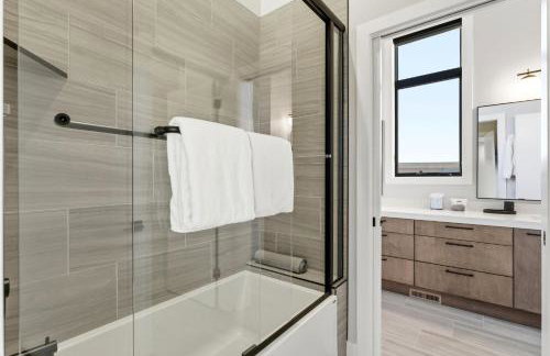 Luxury Hideout w Hot Tub Steam Shower - Photo 45