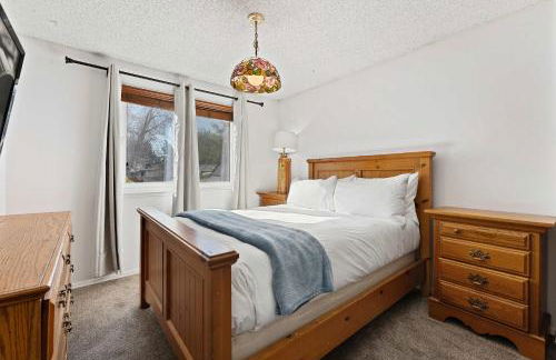 Family 4BR Home with Patio by Willowcreek Park - Foto 14