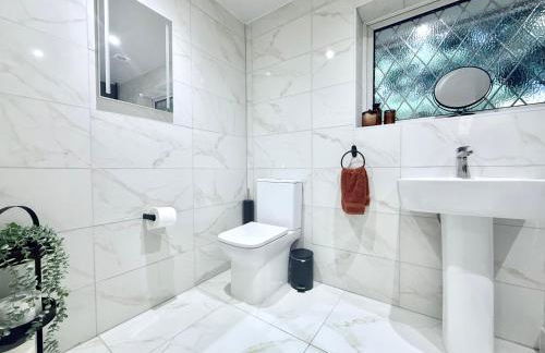 Winter Getaway - Luxury Bungalow w Games Room - Photo 23