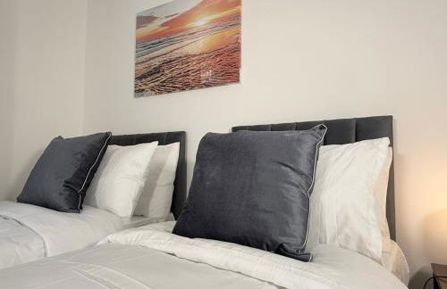 'The Elegant Comfort' - A Stunning Luxury 2-Bed Flat with Private Garden & Patio - Free Parking - Photo 14