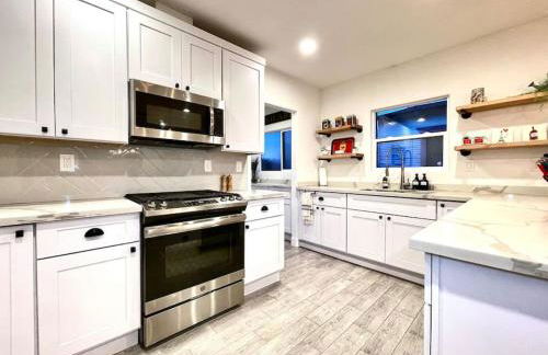 King Bed-Private Yard-Driveway Parking - Photo 8