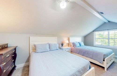 Classic coastal home with game room & private hot tub - walk to beaches - Foto 18