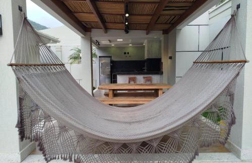 Casa Teresópolis perto do centro com três suítes e piscina - Foto 14