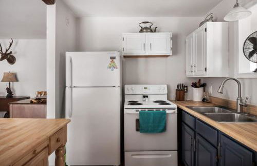 Dog-Friendly w Hot Tub, Fire Pit & River Access - Photo 14