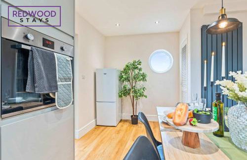 Cosy 3-Bedroom Serviced House with Free Fast WiFi and Parking for 2 Cars By Redwood Stays - Foto 15