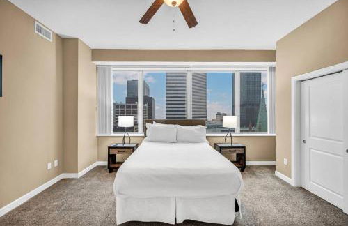 Luxury 13th Floor Condo: Downtown/ Parking 25 /Gym - Photo $