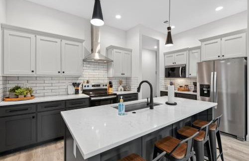 Plush & Roomy - Perfect for All Ages near KU & KC - Photo 11